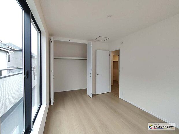 【リビング以外の居室】【A号棟】穏やかな光が差し込む室内には、穏やかな時間が流れます。休日には、落ち着いた空間で自分の趣味を楽しむのはいかがですか♪