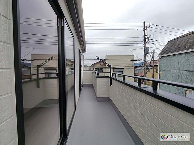 【バルコニー】【B号棟】お布団やシーツも１回でまとめて干せます。広いバルコニーからたっぷりの光をうけたお布団やシーツから太陽のにおいが感じられます。