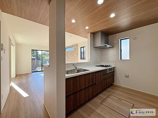 【キッチン】対面式キッチンは、家族のコミュニケーションを育み、子育て家族にも好適なプランです。リビングで寛ぐご家族をいつも感じ、会話を楽しみながら家事ができます♪