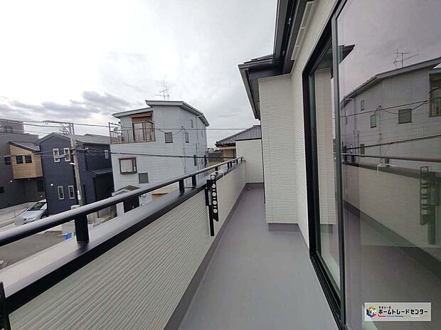 【バルコニー】【A号棟】広々としたバルコニーは、太陽の光がたくさん♪ご家族のお洗濯物やお布団もたっぷり干せる頼もしい存在です♪たくさんの洗濯物や全員の布団を一気に干せますね♪