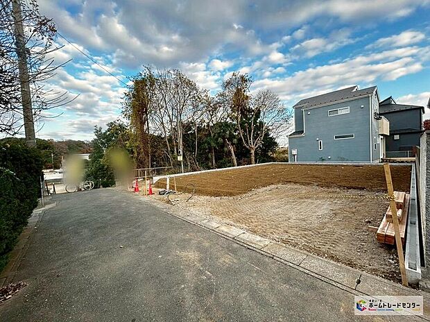 【現地外観写真】一戸建ての大きなメリットは、「自分の土地」を自由に使えること。好きなペットが飼えるほか、ガーデニングやDIY、車やバイクの手入れなど様々な趣味を楽しめます♪