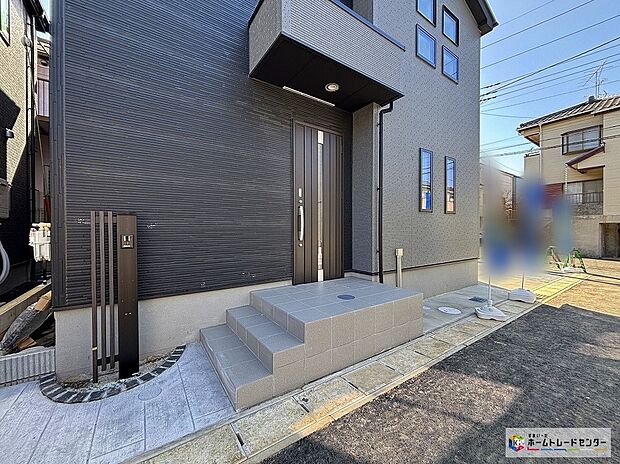 【6号棟玄関】訪れる人を優しく迎える、スタイリッシュな玄関。ガラススリットの入った玄関ドアは室内に光を届けてくれる大事な存在です☆ウッドテイストの玄関ドアがお洒落です。