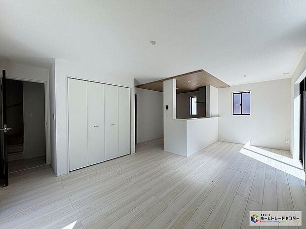 【1号棟リビング】陽当りの良いリビングは明るく風通しの良い２面採光。どこにいてもご家族の様子が感じられ、安心さと心地よさを実現した快適空間。ご家族それぞれが心地よく過ごせます。