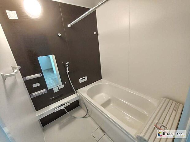 【浴室】毎日の疲れを癒す浴室は1坪タイプです。足を伸ばしてゆっくりとくつろげます♪