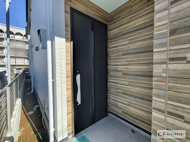 【玄関】≪1号棟≫
玄関ポーチには屋根がついているので雨などでも玄関前で濡れずにお出かけ準備が出来ます♪