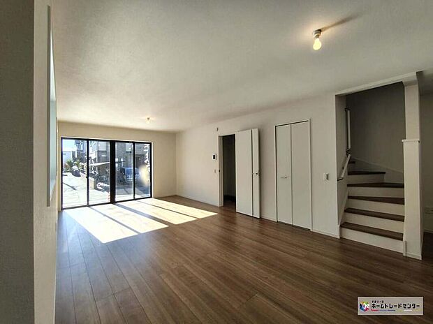 【リビングルーム】≪1号棟≫
リビングイン階段設置の優しい雰囲気の漂うLDKは明るさと温かみのある家族団らんのスペース♪