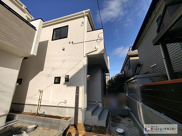 【現地外観写真】【B号棟外観】優しい陽の光が心地よいLDK。充実の設備仕様で暮らしをサポート！デザイン性と機能性を両立させたお住まいです。