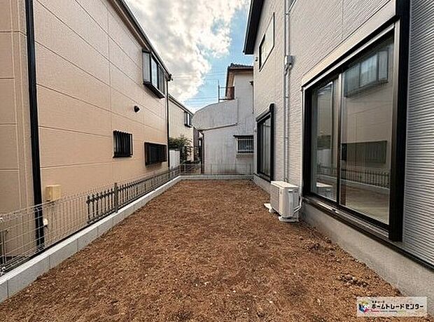 【庭】休日はお庭でゆったりと。陽光たっぷり降りそそぐ南庭を備えた理想のお住まいです。お子様の遊び場や趣味のガーデニングなど、ライフスタイルに合わせていろいろとお楽しみ頂けそうです。