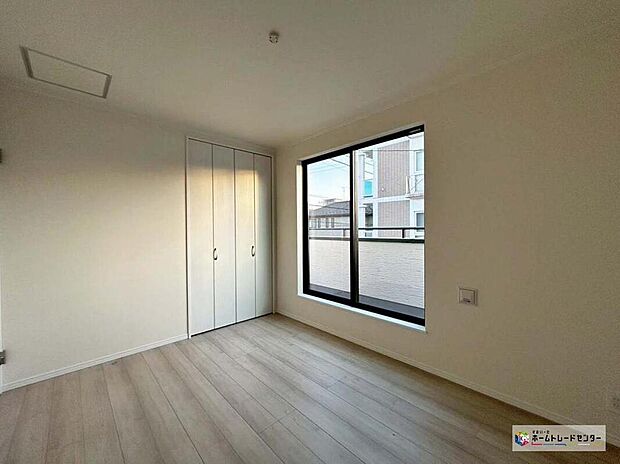 【リビング以外の居室】≪C号棟≫
全居室に収納を備えておりますので、いつでもお部屋をすっきりとお使い頂けそうです。自分好みのインテリアやレイアウトを考えるのも楽しみです♪