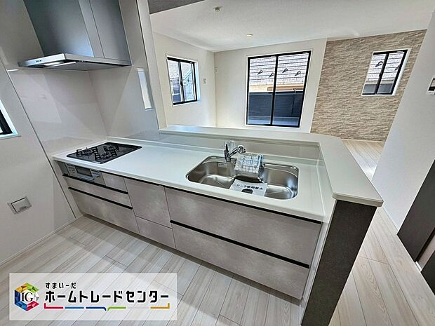 【キッチン】対面式キッチンは、家族のコミュニケーションを育み、子育て家族にも好適なプランです。リビングで寛ぐご家族をいつも感じ、会話を楽しみながら家事ができます♪