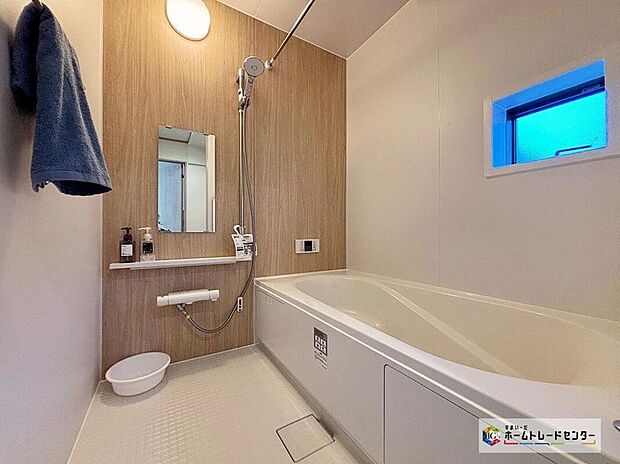 【浴室】嬉しい浴室換気乾燥機付きです!雨の日や外出時に洗濯物を干せて便利!寒い季節はあらかじめ浴室内を暖めて快適に入浴できますね!