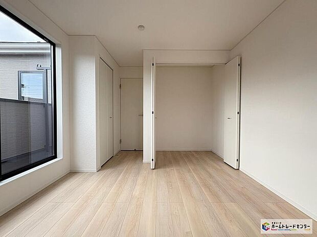 【リビング以外の居室】1号棟
全居室に収納を完備しておりますので、居室の全空間を有効活用出来ます。自分好みのお部屋で、ゆったりお寛ぎ頂けます♪