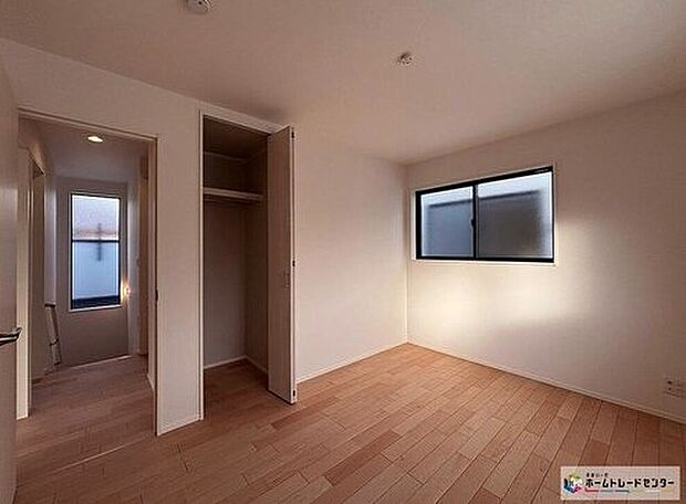 【リビング以外の居室】【1号棟】優しい雰囲気のフローリングにホワイトのクロスがどんなインテリアにも馴染みます!明るい室内に自分好みの家具を配置して、プライベート空間を楽しめます!