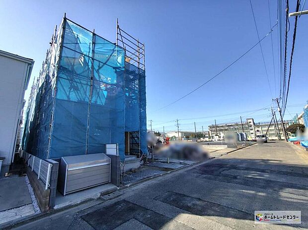 【現地外観写真】陽当りの良い道路に面したお住まい。道路幅も広めで、開放感たっぷり♪