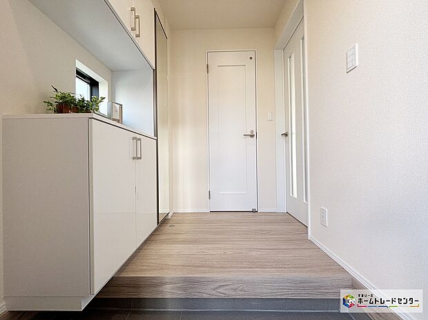 【G号棟玄関】玄関棚にたっぷり靴を収納できます。「ただいま」と玄関を開けた瞬間から、奥に広がる空間を明るい室内を感じられます♪