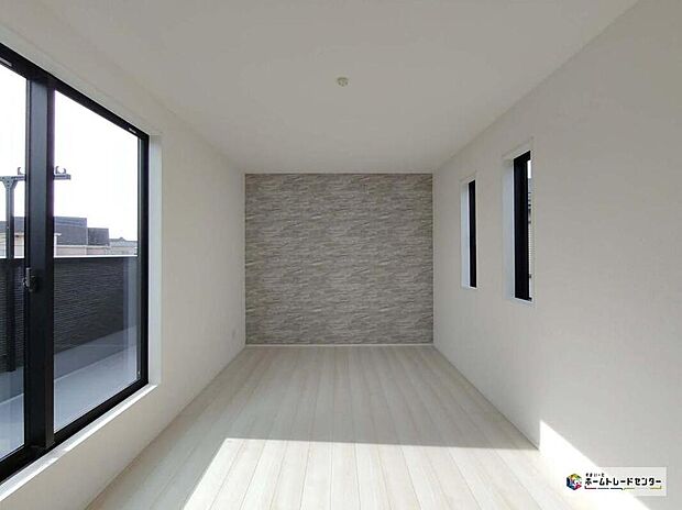 【リビング以外の居室】お陽さまの光をさわやかな風をたっぷりとりこめます。室内はいつも明るい印象なので気持ちの良い朝を迎えられます。毎日の生活も明るくなりそう♪