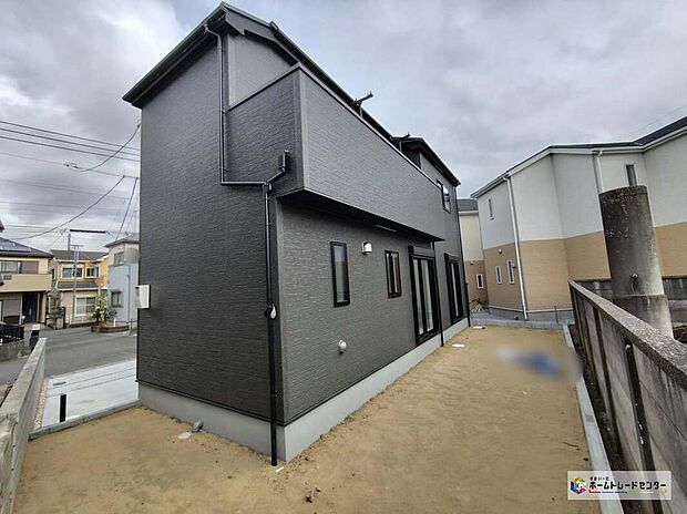 【現地外観写真】一戸建ての大きなメリットは、「自分の土地」を自由に使えること。好きなペットとの暮らし、お庭や駐車場も広いのでガーデニングやDIY、車やバイクの手入れなど様々な趣味を楽しめます♪