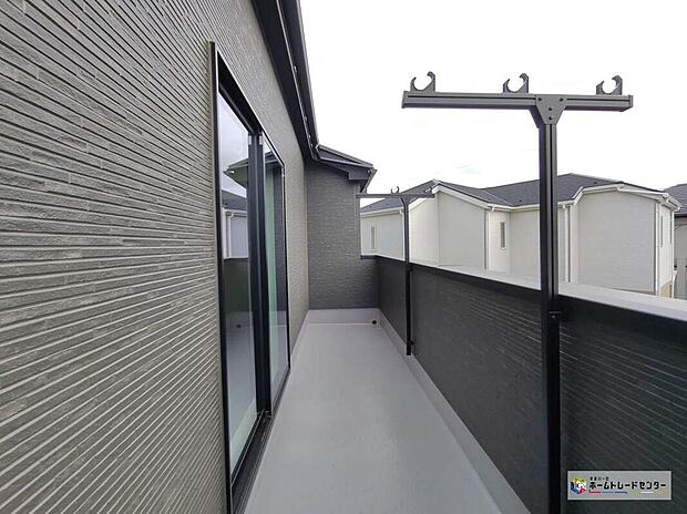 【バルコニー】お布団やシーツも１回でまとめて干せます。広いバルコニーからたっぷりの光をうけたお布団やシーツから太陽のにおいが感じられます♪