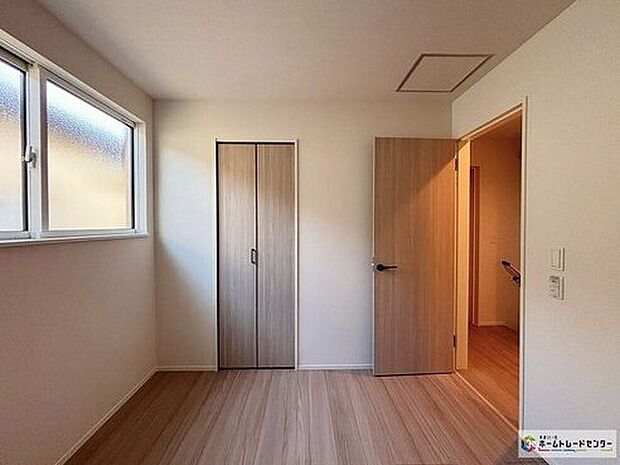 【リビング以外の居室】優しい雰囲気のフローリングにホワイトのクロスがどんなインテリアにも馴染みます！明るい室内に自分好みの家具を配置して、プライベート空間を楽しめます！