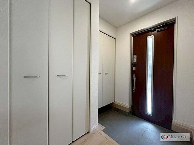 【玄関】≪3号棟≫
訪れる人を優しく迎える、スタイリッシュな玄関。ガラススリットの入った玄関ドアは室内に光を届けてくれる大事な存在です☆ウッドテイストの玄関ドアがお洒落です。