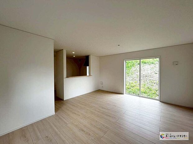 【リビング】≪3号棟≫
家族の一体感を感じられる広々スペース。家族と過ごす時間を大切にする方にぴったりのゆとりの住空間。