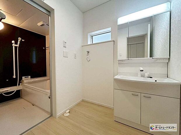 【洗面化粧台】≪3号棟≫
女性にはうれしい３面鏡化粧台。鏡の裏が収納になっている機能的なタイプです。