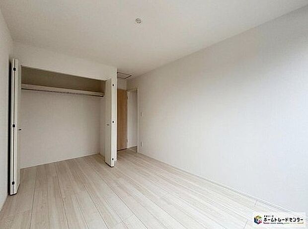 【リビング以外の居室】【6号棟】大容量の収納を設えることでいつでもお部屋をすっきり美しく保てます!全居室に収納をご用意しておりますので居室の全空間を有効活用出来ます。自分好みのお部屋で、ゆったりお寛ぎ頂けます。