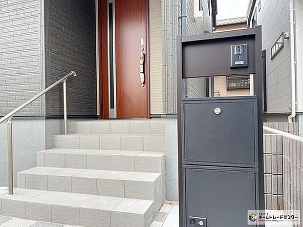 【玄関】ゆったりとした階段アプローチが印象的な玄関まわり。手すり付きで昇り降りもしやすく、来客時にも落ち着いた印象を与えるエントランスです♪