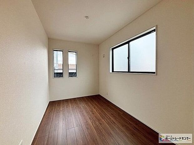 【リビング以外の居室】落ち着いた広さの洋室。窓から光が入り、ベッドやデスクを配置しても動きやすい空間で、寝室や書斎など幅広く活用できます♪