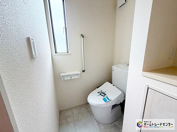 【トイレ】☆A号棟トイレ☆
1、2階共に窓付きのトイレスペース。採光もあり明るく、快適空間となっております。毎日使う場所だからこその配慮です。