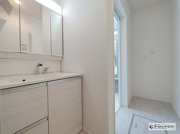 【洗面台・洗面所】白を基調とした爽やかなサニタリースペース。清潔感のある快適空間です。毎日の身支度も気持ち良くお使い頂けます♪