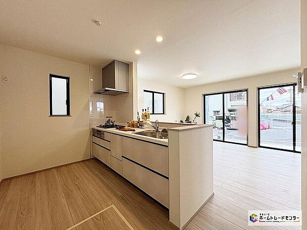 【キッチン】リビングダイニングとの繋がりを感じられる対面式キッチン！ご家族と会話をしながらお料理を楽しめます！カウンター越しにお料理を手渡せるため動線が短く効率的です！後片付けもスムーズにはかどりますね♪