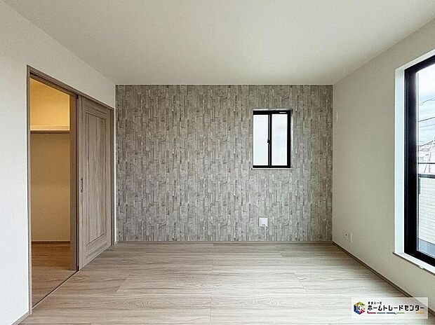 【リビング以外の居室】バルコニーからの優しい日差しがくつろぎの時間を充実させる南西側のお部屋。全居室に収納をご用意しておりますので居室の全空間を有効活用出来ます。自分好みのお部屋で、ゆったりお寛ぎ頂けます。