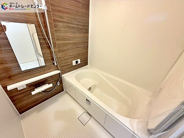 【【2-B号棟】浴室】毎日の疲れを癒す浴室は1坪タイプです。足を伸ばしてゆっくりとくつろげます。
お子様と一緒に入ってもゆとりがありますね♪