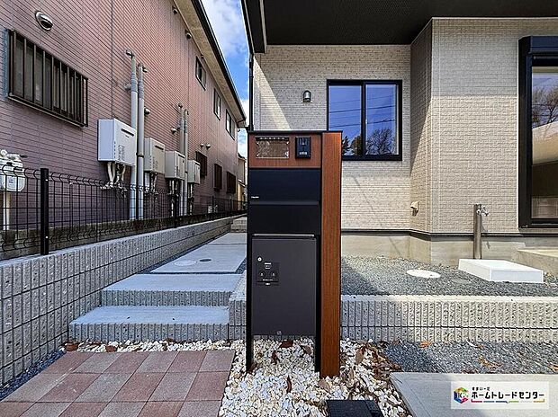 【モニター付きインターホン】モニター付きインターホンです。録画機能もあり、どのような人が何時に来訪されたのかが分かります。防犯上はもちろん、お届け物などの把握にも便利です。ライトが付いているので、夜間でも安心です。