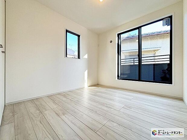 【リビング以外の居室】優しい雰囲気のフローリングにホワイトのクロスがどんなインテリアにも馴染みます！明るい室内に自分好みの家具を配置して、プライベート空間を楽しめます！