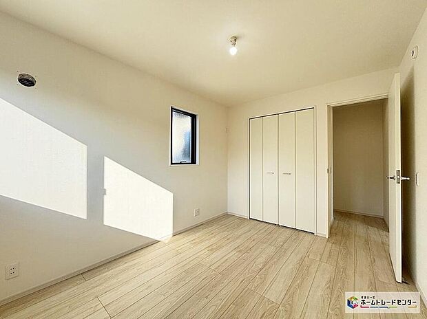 【リビング以外の居室】2面採光を確保した明るい室内は、風通しも良く居心地の良い空間。窓が多いことで空間が広く感じられ開放感ある生活が遅れます。自然光がたっぷり入るお部屋は気分が明るくなますね♪