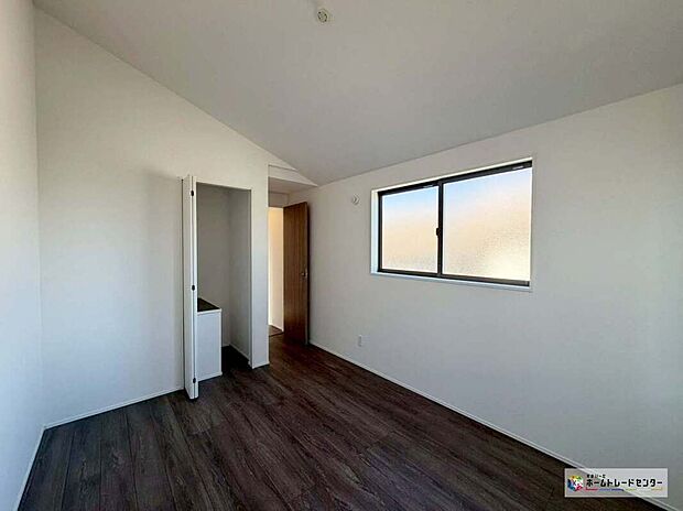 【リビング以外の居室】☆居室☆
お陽さまの光をさわやかな風をたっぷりとりこめます。室内はいつも明るい印象なので気持ちの良い朝を迎えられます。毎日の生活も明るくなりそうです♪