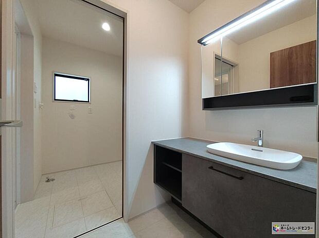 【洗面台・洗面所】スタイリッシュな洗面化粧台を採用した洗面室。ゆとりあるランドリースペースで、洗濯機の設置や家事動線もスムーズです。