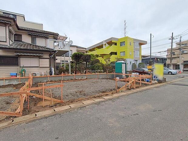 【現地外観写真】☆B号棟☆
当日のご見学予約も承ります!ご見学の際には実際に周辺を歩いてみて生活のイメージにつなげるのも良いですね。同じものは2つとない「夢のマイホーム」との出会いが待っているかもしれません♪