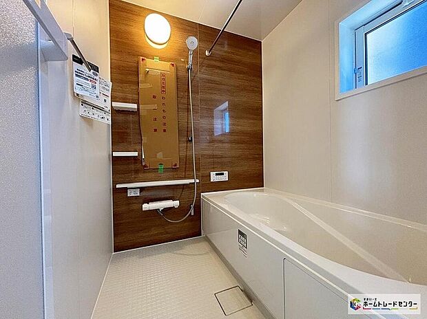 【浴室】窓付きのバスルーム。陽射し差し込む明るい環境は、日中の入浴も気持ち良くお使い頂けそうです。