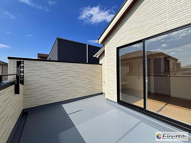 【バルコニー】広々としたバルコニーは、太陽の光がたくさん♪ご家族のお洗濯物やお布団もたっぷり干せる頼もしい存在です♪たくさんの洗濯物や全員の布団を一気に干せますね♪