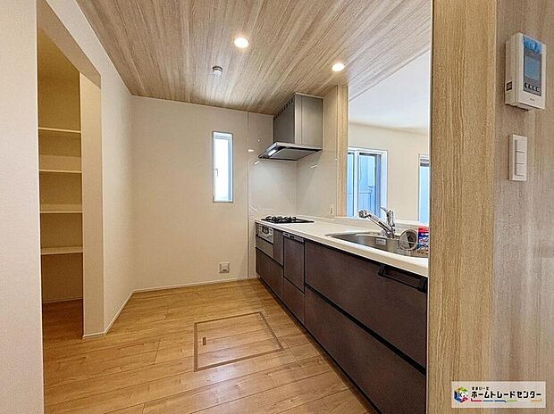 【キッチン】窓付きの明るく爽やかなキッチンスペース。大容量の収納スペースは取り出しやすくしまいやすいスライドタイプ、大きな鍋などもラクに取り出せます♪