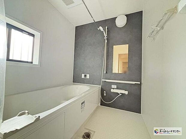 【浴室　※B号棟】ひろびろ１坪サイズのバスルーム半身浴もできるひろびろな浴槽です。窓付きのバスルームは、明るく換気環境も良好。日中の入浴も気持ちよくお使い頂けそうです。