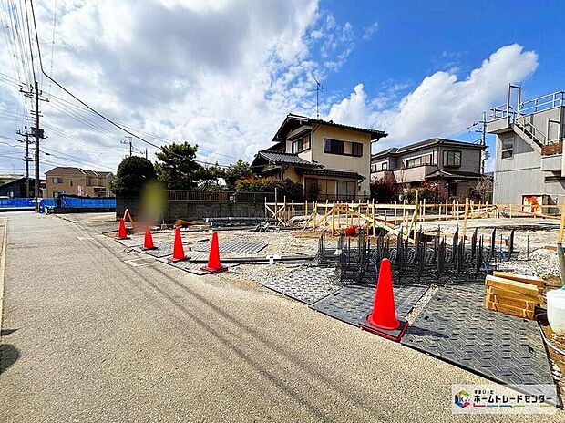 【前面道路含む現地写真】採光、生活動線、収納力を考慮した個性豊かな魅力溢れるプラン。地震に強いオリジナル工法を是非お確かめ下さい♪