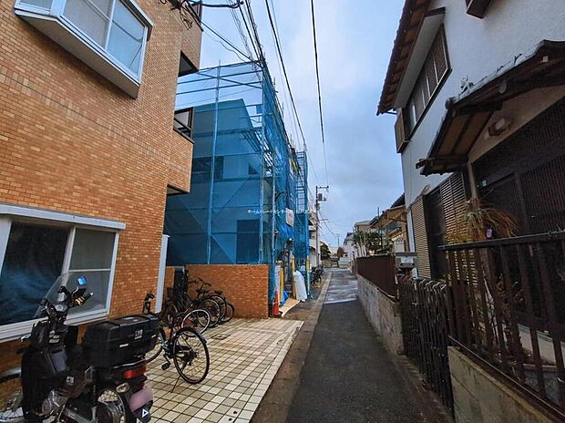 【前面道路含む現地写真】近くのスーパーや公園など、お住まいになってからの生活をイメージしやすいようにベテラン営業マンが詳しくご案内いたします！家族がいつも居心地よく住みやすい街で新生活をスタートさせてみませんか♪