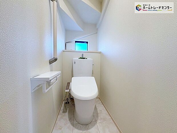 【トイレ】1、2階共に窓付きのトイレスペース。採光もあり明るく、快適空間となっております。毎日使う場所だからこその配慮です。