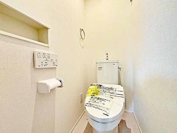 【☆トイレ☆（3号棟）】1、2階共に窓付きのトイレスペース。採光もあり明るく、快適空間となっております。毎日使う場所だからこその配慮です。