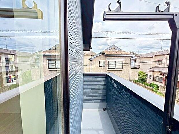 【☆バルコニー（3号棟）☆】（3号棟）
お布団やシーツも１回でまとめて干せます。広いバルコニーからたっぷりの光をうけたお布団やシーツから太陽のにおいが感じられます。