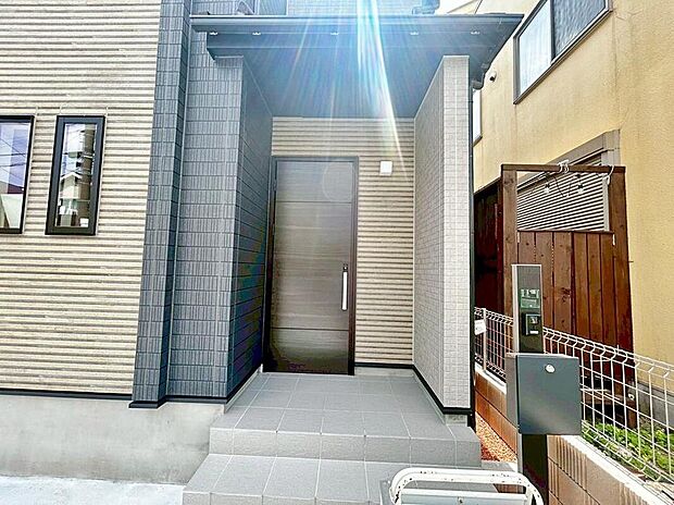 【玄関】家の第一印象は玄関で決まるくらい重要な場所。玄関は家の顔といわれますが我が家のセンスをさりげなく感じさせる魅力ある玄関造りも楽しみの一つ。帰宅する度に家族がほっとできる心地よい空間造りも大切ですね♪